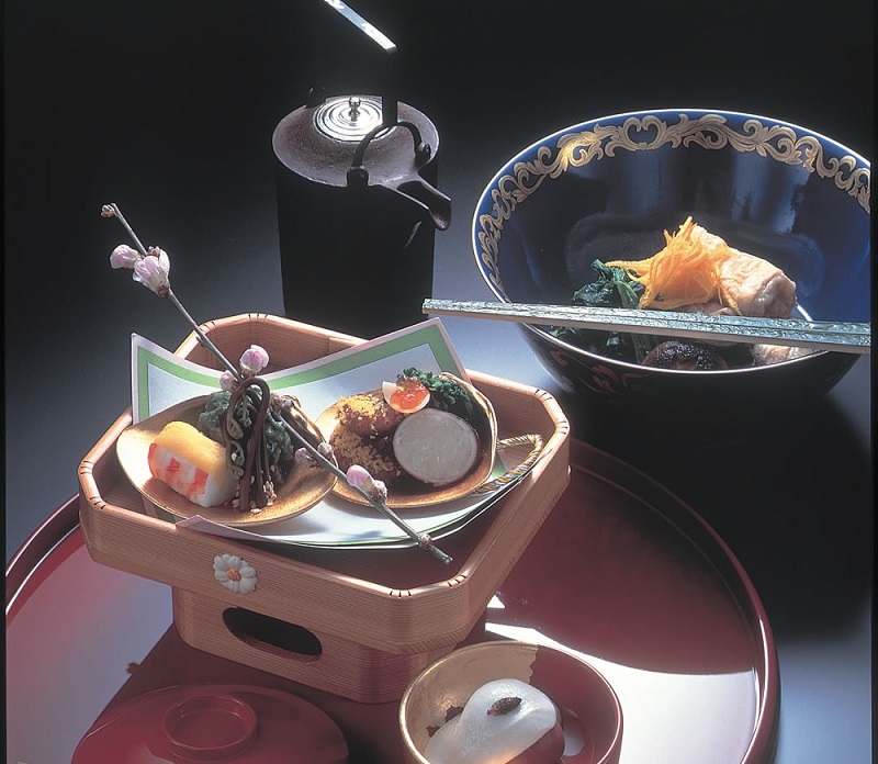 Với ba ngôi sao Michelin, Kikunoi nổi tiếng thế giới là một nhà hàng Nhật Bản được đánh giá cao phục vụ bữa tối nhiều món truyền thống, kaiseki-ryori.