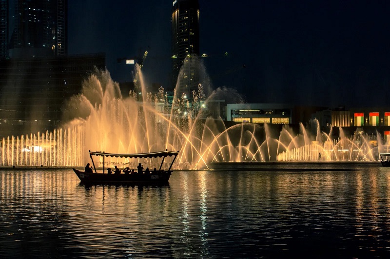 Xem Đài phun nước Dubai trở nên sống động