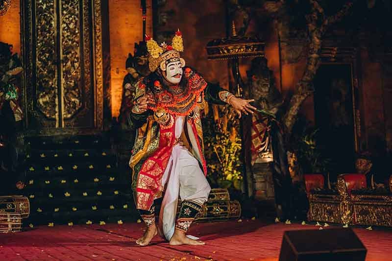 Xem một buổi biểu diễn văn hóa truyền thống hoặc nghi lễ múa tôn giáo là một trong những điều hấp dẫn để làm ở Bali vào ban đêm.