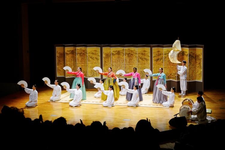 Các nghệ sĩ biểu diễn “Soeul Soripan” trình diễn “pansori”, cách kể chuyện âm nhạc truyền thống của Hàn Quốc, tại Nhà hát Yong của Bảo tàng Quốc gia Hàn Quốc ở trung tâm Seoul.