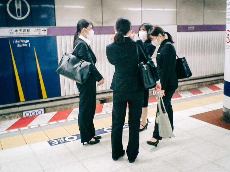 Đang chờ tàu điện ngầm Tokyo.