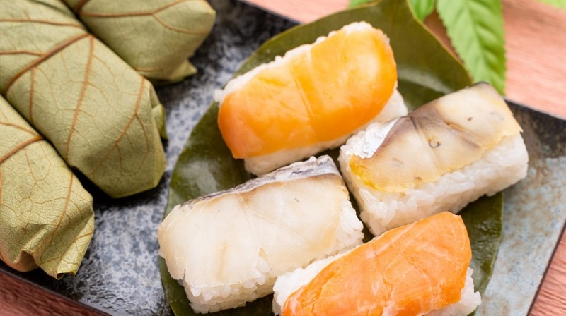 Kakinoha Sushi được gói trong lá hồng, là món ăn địa phương độc đáo của vùng Nara không giáp biển.