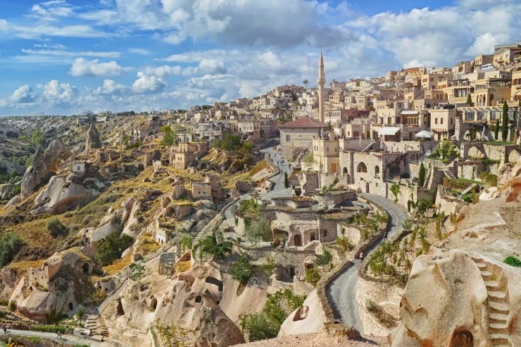 Lâu đài Uchisar, được đào từ trên núi ở Cappadocia.