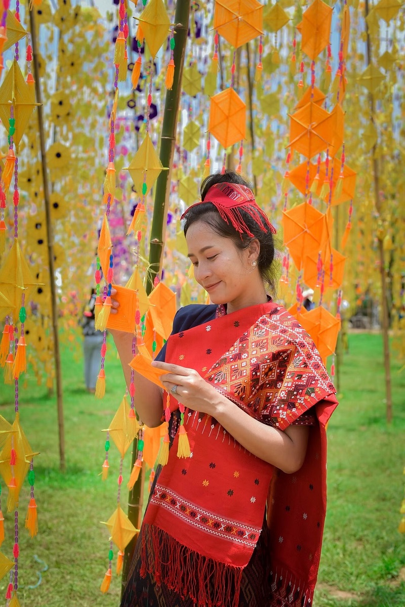 Một người phụ nữ mặc trang phục lụa Thái