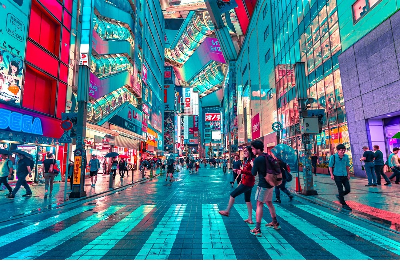 Người dân đi bộ giữa những con phố được chiếu sáng ở Tokyo Nhật Bản