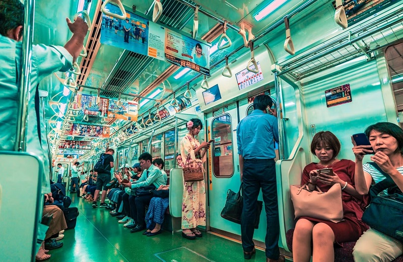 Người đi làm ở tàu điện ngầm Tokyo