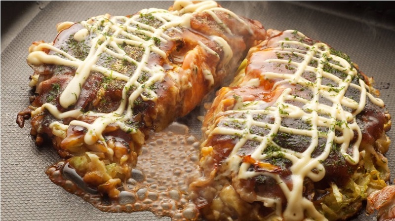Okonomiyaki với hương vị thơm ngon, hấp dẫn.