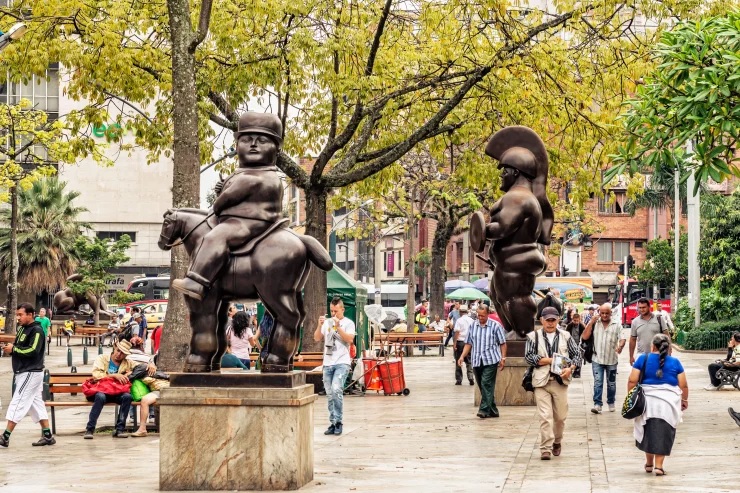 Plaza Botero chứa đầy các tác phẩm bằng đồng hình củ hành của nhà điêu khắc nổi tiếng nhất Colombia, Fernando Botero.
