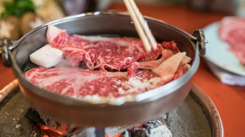Sukiyaki được làm bằng thịt bò Matsusaka mang đến hương vị tuyệt vời giữa béo và ngọt.