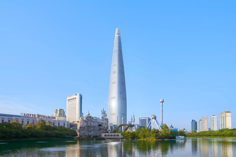 Tòa tháp Lotte World cao 123 tầng, trụ sở của khách sạn Signiel Seoul, mọc lên trên Đảo Lotte World Magic, một công viên giải trí.