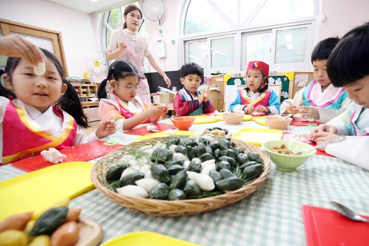 Trẻ em mặc hanbok làm songpyeon (bánh gạo hình bán nguyệt) tại trung tâm giữ trẻ tại Văn phòng quận Buk, Gwangju, hôm thứ Hai. Yonhap