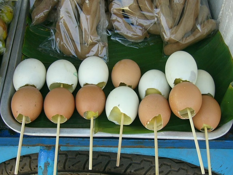 Trứng Thái nấu chín trên que