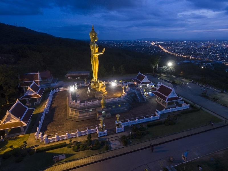 Tượng Phật đứng trên đồi nhìn ra thành phố Songkhla