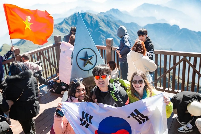 Du khách Hàn Quốc háo hức check-in đỉnh Fansipan