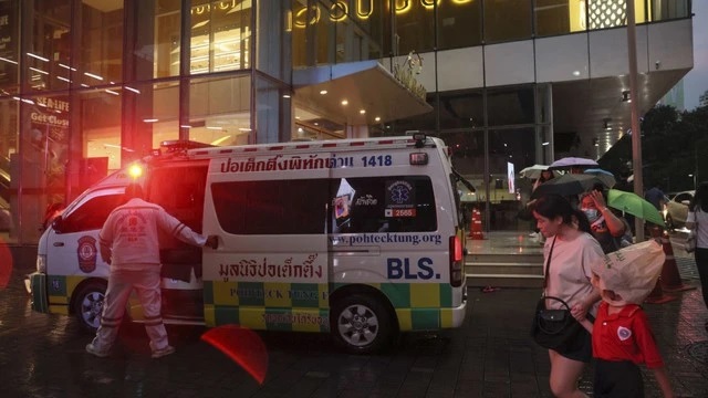 Du khách chạy ngang qua xe cứu thương tại Siam Paragon ngay sau vụ nổ súng