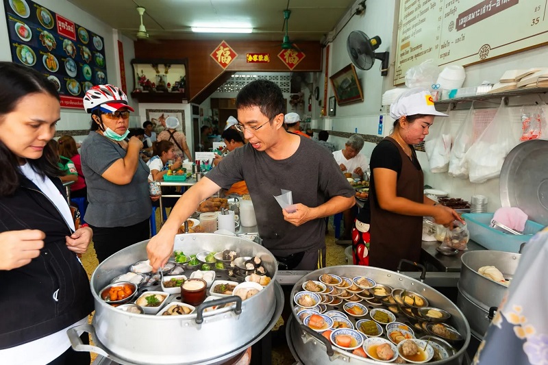 Một nhà hàng dim sum sầm uất ở Thị trấn Phuket.