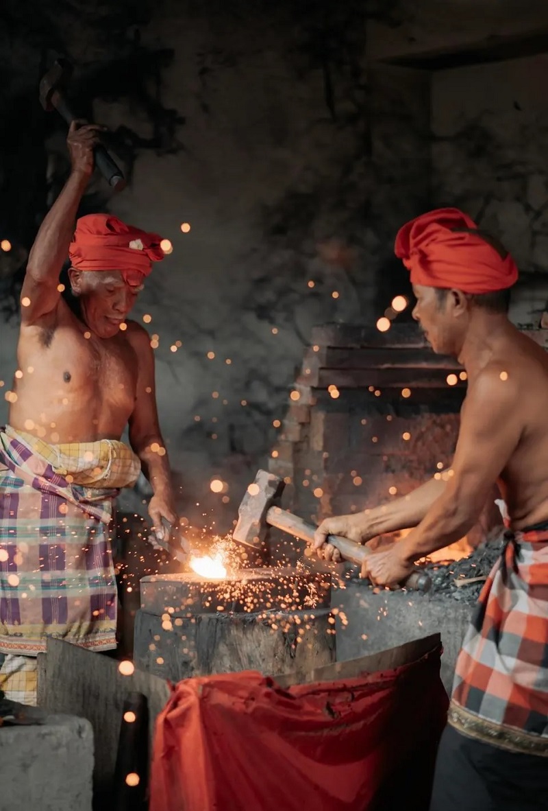 Phát huy truyền thống gia đình làm dao găm Keris, một công cụ thiêng liêng của người Bali