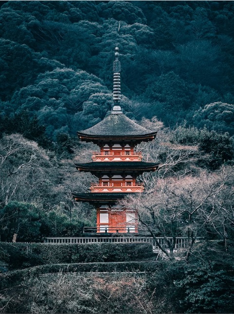 ​Kiyomizu-dera, một ngôi chùa Phật giáo 1.200 năm tuổi, cao chót vót ở Kyoto và gần như được xây dựng hoàn toàn bằng gỗ.​
