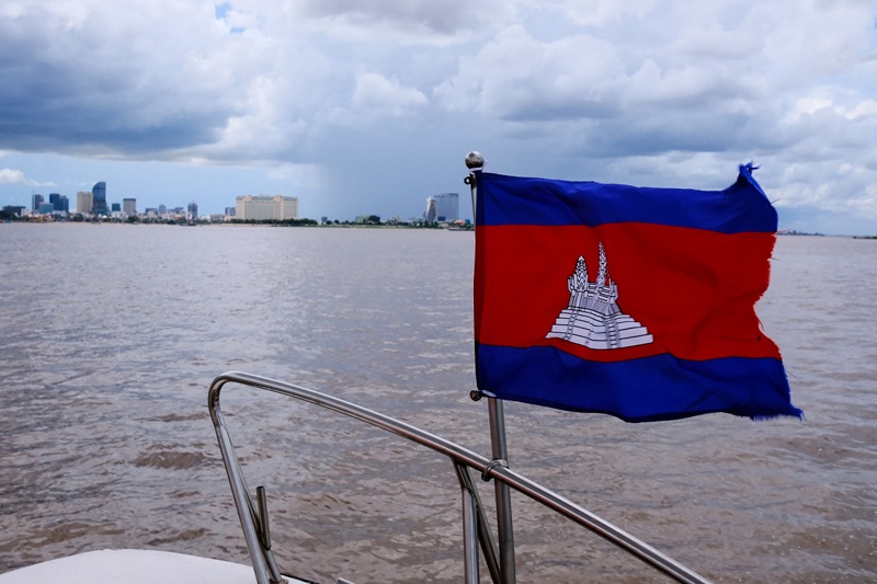 Cờ Campuchia tung bay ở mũi thuyền Hàng Châu