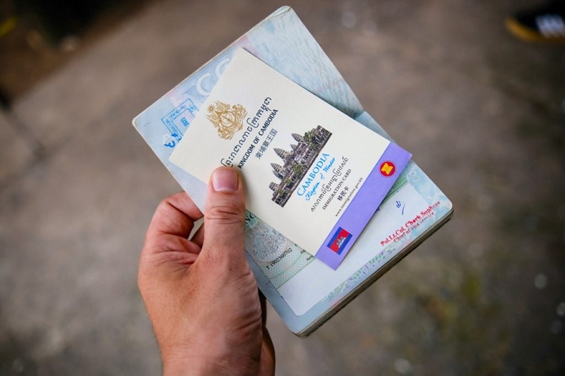 Kiểm tra hộ chiếu, thị thực và hải quan ở cả hai bên biên giới