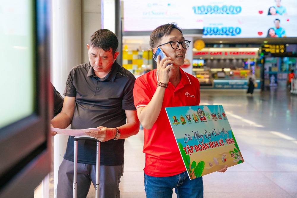 Nhân sự CÔNG TY CỔ PHẦN SỰ KIỆN & DU LỊCH META đang đón khách tại Sân bay Tân Sơn Nhất