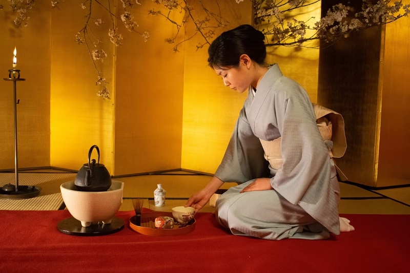 Một người phụ nữ ở Kyoto chuẩn bị cho buổi trà đạo truyền thống