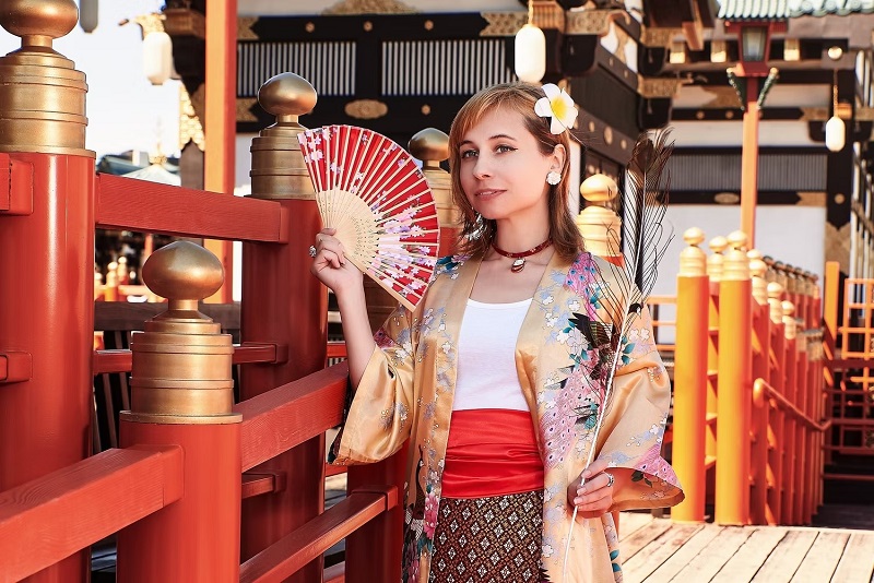 Người phụ nữ cầm chiếc quạt Nhật Bản, một trong những món quà lưu niệm đáng mua nhất ở Kyoto