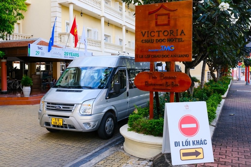 Ở Việt Nam, tàu thuyền khởi hành từ bến tàu tại khách sạn Victoria Châu Đốc