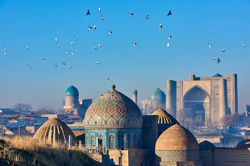 Samarkand là một trong bốn thành phố ở Uzbekistan được hưởng lợi từ mối quan tâm mới đến Con đường Tơ lụa, với Afrosiyob, mạng lưới đường sắt cao tốc mới nối các tòa tháp và mái ngói màu xanh ngọc lam với thủ đô Tashkent của đất nước—và hơn thế nữa. Các tuyến đường đến Khiva, thủ đô du lịch của thế giới Hồi giáo vào năm 2024, sẽ được đưa vào hoạt động vào năm tới.