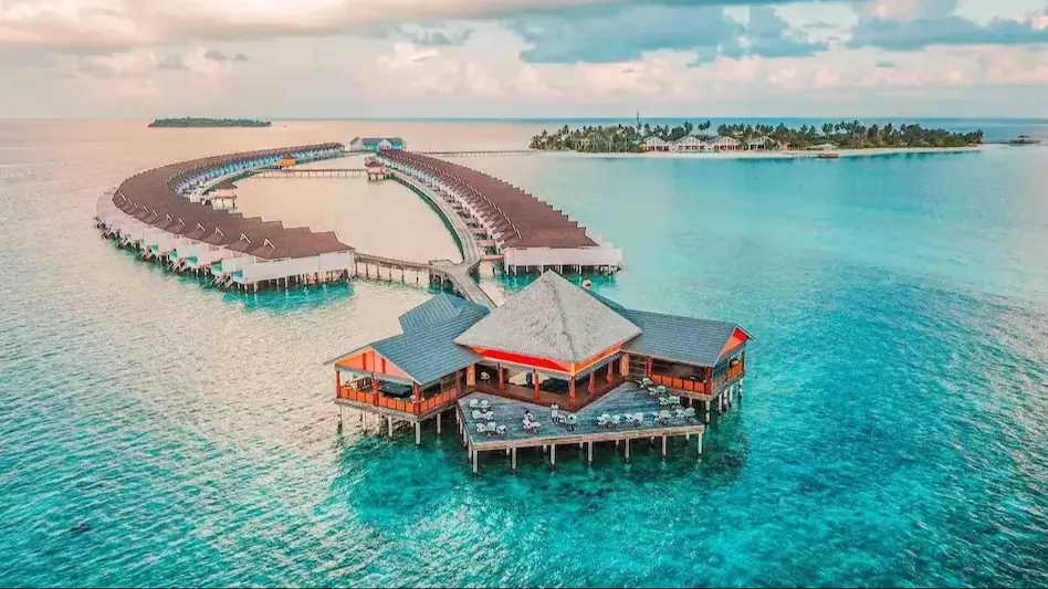 '5% mọi người có vẻ trầm trọng hơn': Giám đốc điều hành EaseMyTrip bảo vệ việc đình chỉ đặt vé máy bay tới MaldivesTheo Nishant Pitti, mặc dù có khả năng bị mất doanh thu và bị một số người dùng xa lánh, công ty đã nhận được sự ủng hộ đột ngột từ công chúng Ấn Độ, với số lượt tải xuống ứng dụng tăng 280% trong tuần trước.Sau cuộc tranh cãi ngoại giao giữa Ấn Độ và Maldives, Nishant Pitti, Giám đốc điều hành của EaseMyTrip, đã đến gặp X để giải thích về quyết định của công ty đình chỉ tất cả việc đặt vé máy bay đến Maldives. Động thái đình chỉ các chuyến bay được đưa ra sau khi ba bộ trưởng trong nội các Maldives đưa ra những bình luận xúc phạm Thủ tướng Narendra Modi sau chuyến thăm Lakshadweep vào tuần trước. EaseMyTrip cho biết họ đã đình chỉ tất cả việc đặt vé máy bay tới quốc đảo này trên trang web của mình “để thể hiện tình đoàn kết” với Ấn Độ.Trong bài đăng của mình trên X, ông nói rằng tình trạng hỗn loạn bắt đầu sau khi Tổng thống mới đắc cử của Maldives, Mohamed Muizzu, người đã giành chiến thắng trong cuộc bầu cử vào tháng 11 năm 2023 trên nền tảng chiến dịch "India Out", yêu cầu loại bỏ nhân viên quân sự Ấn Độ khỏi quốc đảo này. trước ngày 15 tháng 3 năm 2024."Tháng 11 năm 2023, Tổng thống Maldives đã thắng cử nhờ chiến dịch "India Out". Họ muốn Ấn Độ và du khách nước này RA NGOÀI, kể từ vài năm trước. Là nhà cung cấp dịch vụ du lịch lớn thứ 2 cho Maldives, chúng tôi chỉ đơn thuần tạo điều kiện thuận lợi cho những gì đa số Maldives yêu cầu.Chính phủ mới của Maldives rõ ràng ủng hộ Trung Quốc và thật công bằng khi họ kiếm tiền từ khách du lịch Trung Quốc thay vì người Ấn Độ", ông viết trên X.Theo Nishant Pitti, phần lớn người dân Maldives đã yêu cầu giảm lượng khách du lịch Ấn Độ và với tư cách là nhà cung cấp dịch vụ du lịch lớn thứ hai cho Maldives, EaseMyTrip đã tạo điều kiện thuận lợi cho yêu cầu này. Bất chấp nguy cơ mất doanh thu và sự xa lánh của một số người dùng, công ty đã nhận được sự ủng hộ đột ngột từ công chúng Ấn Độ, với số lượt tải xuống ứng dụng tăng 280% trong tuần trước.“Khi chúng tôi đưa ra quyết định này, thật rủi ro khi phải từ bỏ doanh thu lớn và khiến một bộ phận người dùng xa lánh. Nhưng chúng tôi rất biết ơn 95% người dân Ấn Độ đã ủng hộ chúng tôi, số lượt tải xuống ứng dụng của chúng tôi đã tăng 280% vào tuần trước,” ông nói thêm.Pitti nhấn mạnh rằng quyết định này không mang động cơ chính trị mà được đưa ra để đề cao phẩm giá của Ấn Độ. Ông gợi ý rằng hành động tương tự sẽ được thực hiện bất kể chính phủ cầm quyền ở Ấn Độ, vì nó phù hợp với các giá trị của công ty.Ông viết thêm: “5% người còn lại có vẻ khó chịu hơn vì họ đang nhìn nhận nó về mặt chính trị và có lẽ nó không phù hợp với hệ tư tưởng chính trị của họ”.Maldives, nằm ở phía nam Quần đảo Lakshadweep của Ấn Độ trên Ấn Độ Dương, có lịch sử quan hệ chặt chẽ với Ấn Độ. Tuy nhiên, sự thay đổi chính trị gần đây ở Maldives đã chứng kiến chính phủ có lập trường thân Trung Quốc hơn, dẫn đến căng thẳng với Ấn Độ. Cuộc tranh cãi càng được thúc đẩy bởi những nhận xét xúc phạm của các quan chức chính phủ Maldives chống lại Thủ tướng Ấn Độ Narendra Modi, dẫn đến phản ứng dữ dội từ người dân Ấn Độ và kêu gọi tẩy chay Maldives như một điểm đến du lịch.Lập trường của công ty đã nhận được sự ủng hộ rộng rãi từ cư dân mạng, phản ánh tinh thần đoàn kết và tự hào dân tộc mạnh mẽ. "Đây chẳng qua là BLAMEGAME tuyệt đối của Maldives mặc dù họ đã bắt đầu sử dụng sự bẩn thỉu và lạm dụng Thủ tướng. Họ nhận kết quả từ sự kiêu ngạo và hành vi xấu đối với Bharat và Thủ tướng của họ. Bạn hãy tiếp tục làm tốt công việc của mình @nishantpitti ji 👍", một người dùng viết. Một người khác nhận xét: "Cảm ơn Nishant vì đã lên tiếng về chủ nghĩa dân tộc thay vì hệ tư tưởng chính trị. Bạn thực sự xứng đáng nhận được những tràng pháo tay và sự hoan nghênh nhiệt liệt." Một người dùng thứ ba viết: "Bạn sẽ gặt hái được lợi ích về lâu dài. Bạn nhận được sự hỗ trợ hoàn toàn của tôi về việc đặt phòng khách sạn và chuyến bay trong năm nay. Hãy tiếp tục phát huy nhé."