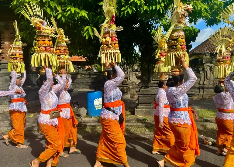 Nghi lễ diễn ra hàng ngày ở Bali, kể cả ở các địa điểm du lịch nổi tiếng