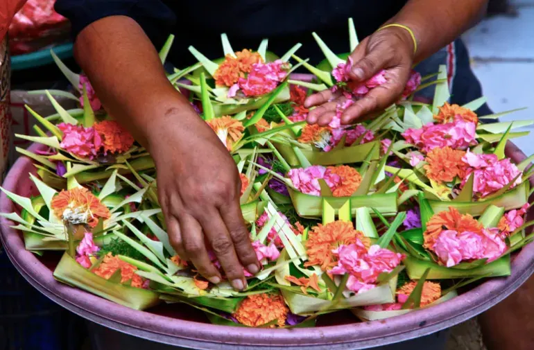 Người Bali đặt những chiếc giỏ nhỏ bằng lá cọ đựng đồ cúng xung quanh nhà, cánh đồng, đền thờ và tòa nhà của họ mỗi ngày