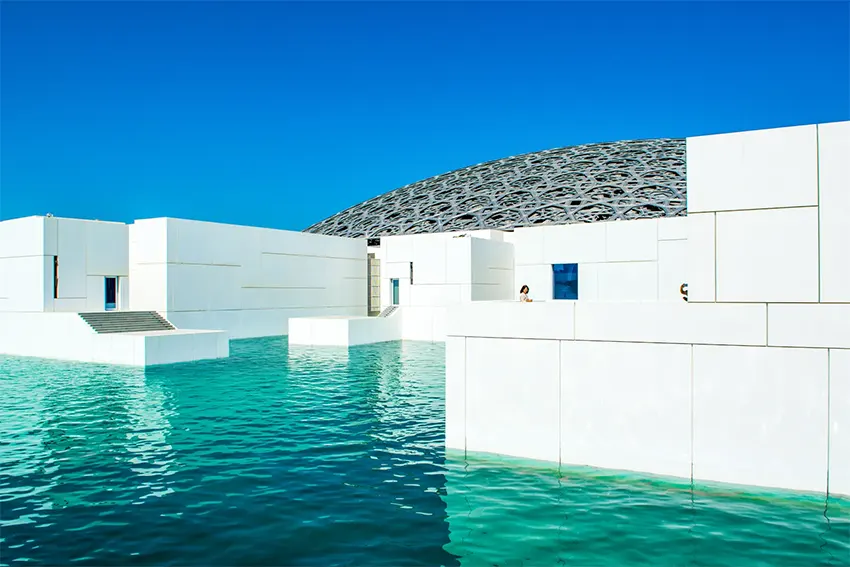 Bảo tàng Louvre Abu Dhabi là một trong những điểm tham quan chính của Đảo Saadiyat