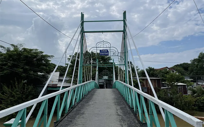 Cầu treo ở khu vực nhà thờ Hồi giáo trong làng Chăm Châu Phong. Ảnh: Linh Hương