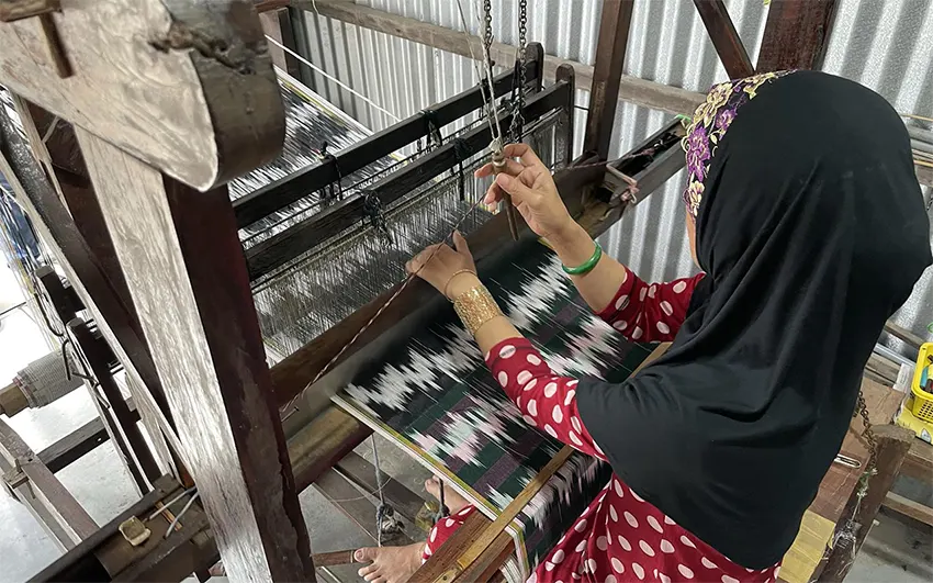 Nghề dệt vải của người dân Châu Phong. Ảnh: Linh Hương