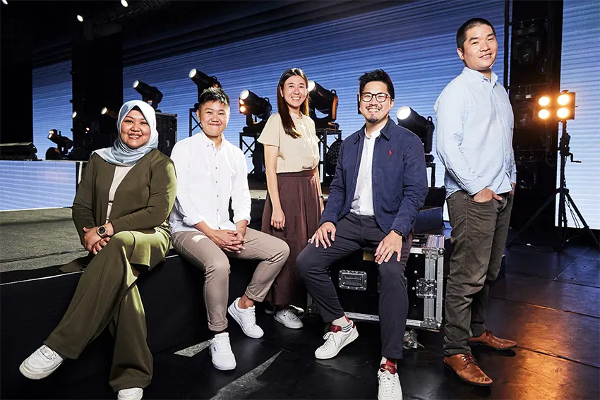 Nhóm IPM (MICE) của STB (từ trái sang phải: Bà Nurhafiza Ahmad, Ông Daniel Tan, Bà Loh Xiaoyou, Ông Bryan Law và Ông Keith Kwan) dẫn đầu các sáng kiến nhằm nâng cao năng lực MICE của Singapore thông qua cải tiến địa điểm và cung cấp đa dạng.