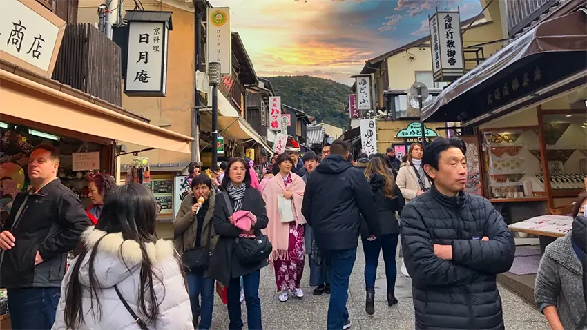 Số lượng khách du lịch kỷ lục đang làm tắc nghẽn giao thông công cộng ở Kyoto