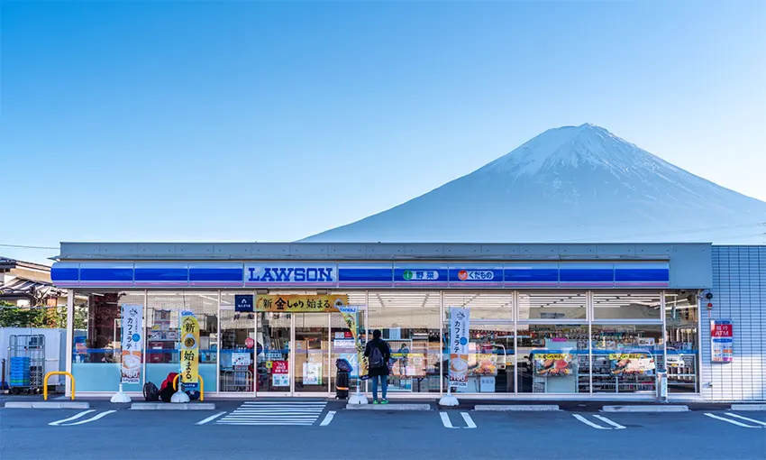 Tầm nhìn ra núi Phú Sĩ bị chặn do khách du lịch quá đông tại địa điểm chụp ảnh nổi tiếng
