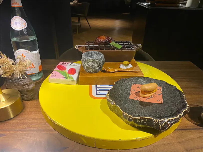 "Choping" là một phong tục đặt bàn của người Singapore bằng cách sử dụng gói khăn giấy, được phản ánh trong cách bày trí bàn ăn của Labyrinth