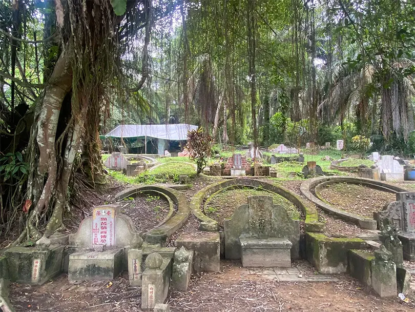 Nghĩa trang Bukit Brown là nghĩa trang thành phố dành cho người Hoa đầu tiên ở Singapore và ngôi mộ lớn Ong Sam Leong được bảo vệ bởi các bức tượng của những người canh gác Ấn Độ.
