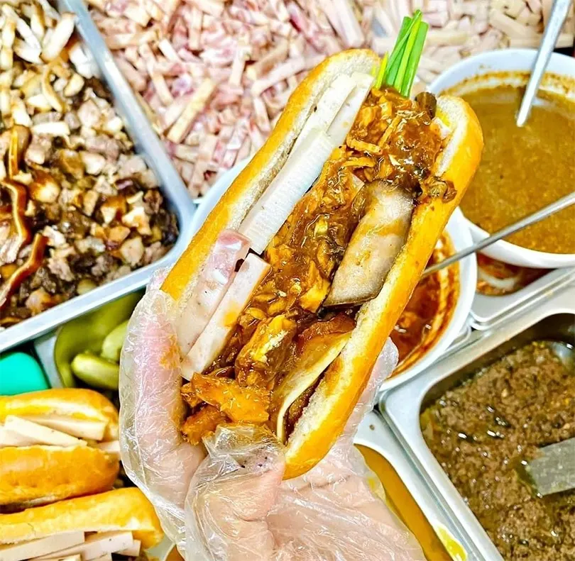 Num Pang giống như bánh mì đường phố ở Việt Nam