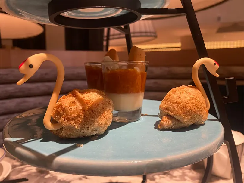 Trà chiều Pan Pacific Singapore kết hợp các món ăn mang tính biểu tượng của Singapore, như khoai lang lòng đỏ trứng muối và bánh bao cua ớt. P