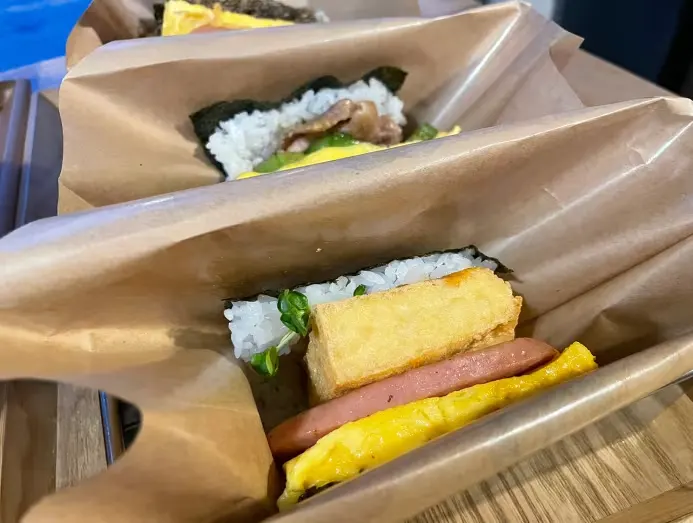Bên cạnh món Potama cổ điển, gồm Spam, trứng và cơm kẹp giữa rong biển, Potama còn có các món đặc biệt như đậu phụ chiên onigiri