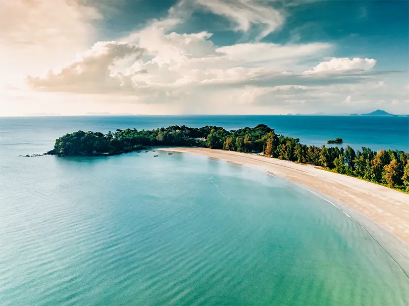 Escape Cafe trên bãi biển Pra-ae phục vụ một số loại cà phê và bánh ngọt ngon nhất ở Koh Lanta, ngay trên bãi cát.