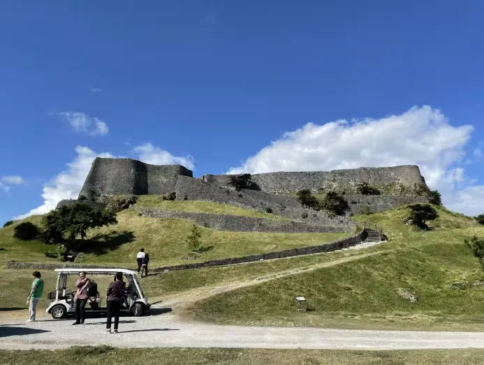 Lâu đài Katsuren là một trong những lâu đài cổ nhất và có ý nghĩa lịch sử quan trọng nhất ở Okinawa, hiện được UNESCO công nhận là Di sản Thế giới