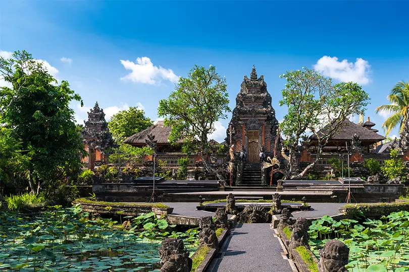 Những ao sen bao quanh Đền Pura Taman Saraswati duyên dáng ở Ubud.