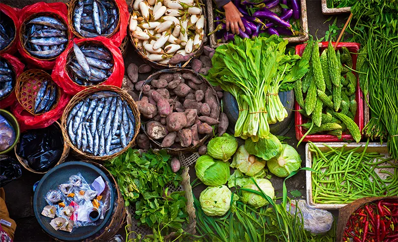 Nông sản tươi từ các chợ ở Ubud luôn có mặt trong thực đơn địa phương.