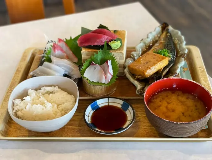 Set sashimi và saba của Kunigami Minato Shokudo.