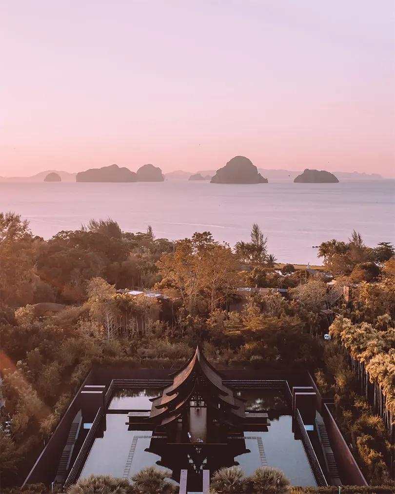 Tại Phulay Bay, một khu bảo tồn Ritz-Carlton, du khách được chào đón bằng nghi lễ uống rượu và đánh cồng