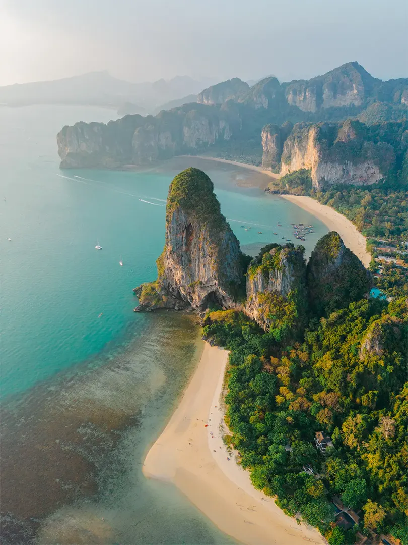 Tại khu nghỉ dưỡng Railay Phutawan, bạn có thể chiêm ngưỡng quang cảnh tuyệt đẹp của biển và núi.